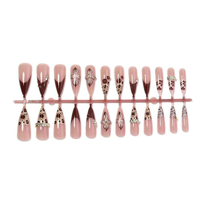 Elegantes Kunstnagelset mit 3D-Blüten und luxuriösen Akzenten Karnz