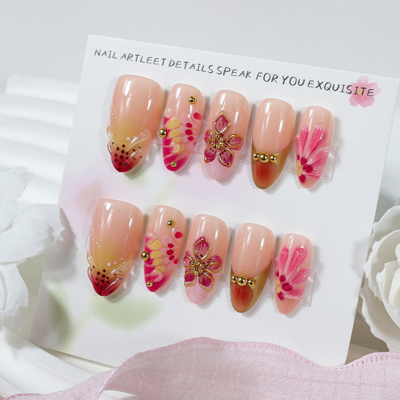 Kunstnagelset mit floralen Akzenten und funkelnden Details Karnz