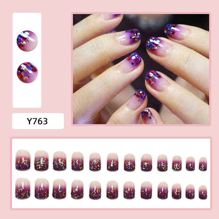 Kunstnägel mit Glamourösem Glitter-Design Karnz