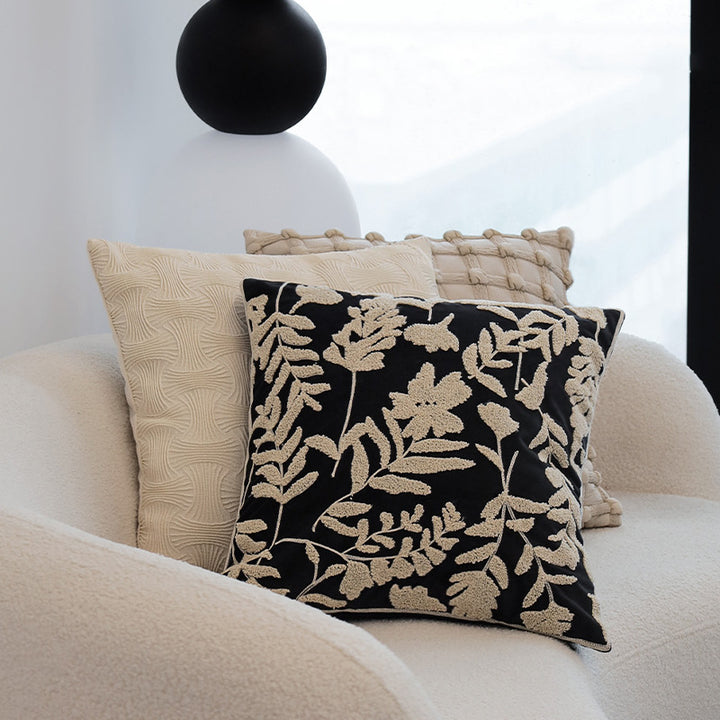 Dekoratives Kissen mit floralem Design