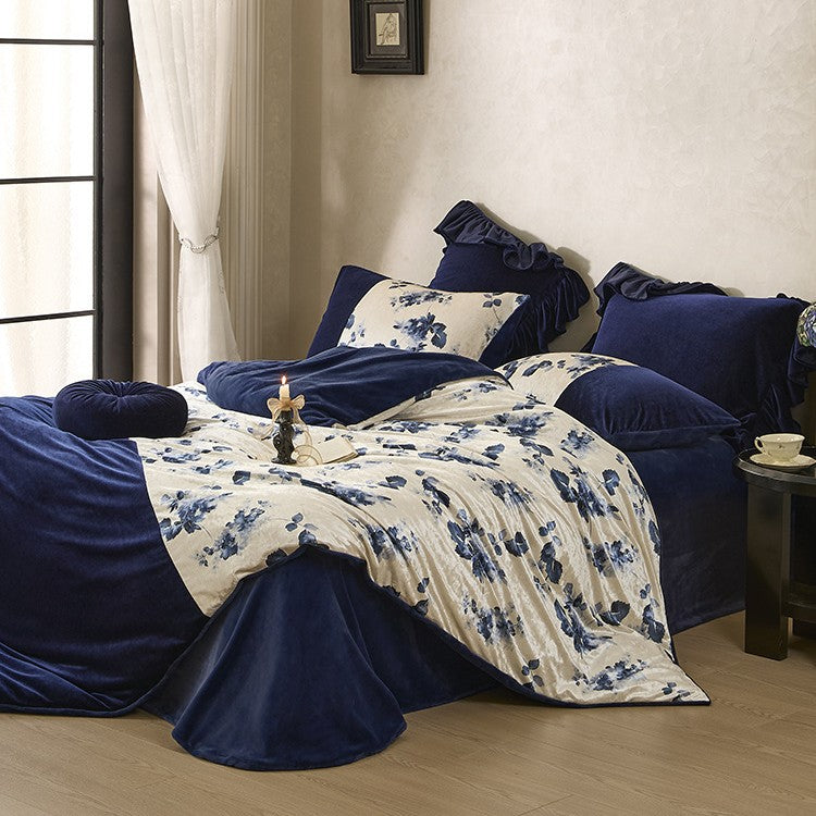 Premium-Samt-Bettwäscheset mit floralem Satin-Kontrast und dekorativer Kräuselbordüre