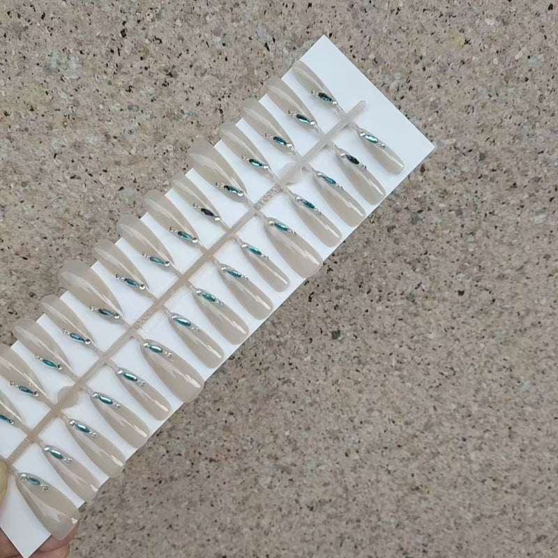 Kunstnägel mit Glitzerakzenten und eleganten Formen Karnz