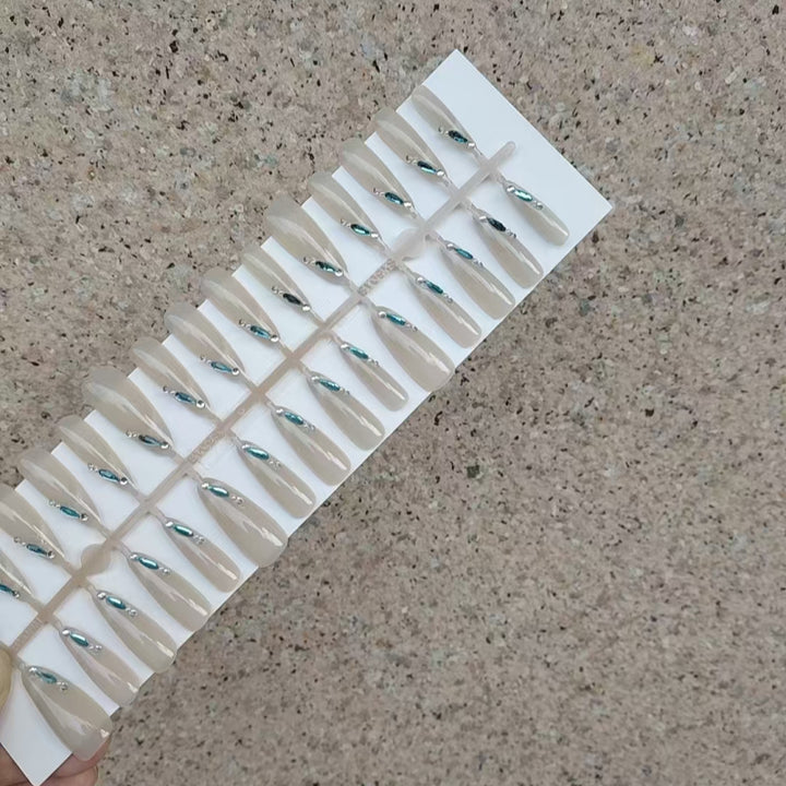 Kunstnägel mit Glitzerakzenten und eleganten Formen Karnz