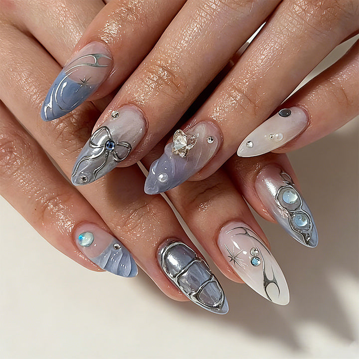 Kunstnagelset mit glamourösen 3D-Verzierungen und eleganten Akzenten Karnz