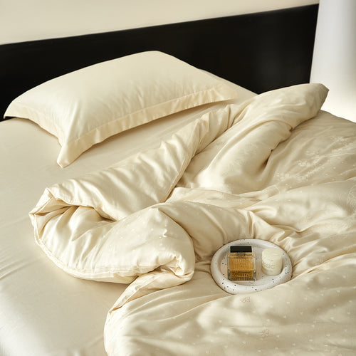 Satin-Bettwäschegarnitur mit seidigem Griff, Hotelverschluss und Ton-in-Ton‑Muster
