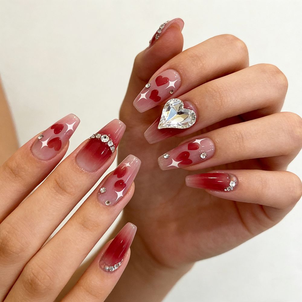 Künstlerisches Press-On-Nagelset mit Herz- und Schmuckakzenten