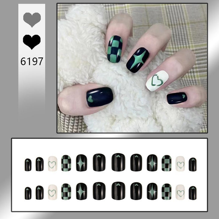 Kreatives Kunstnagelset mit geometrischen Mustern Karnz