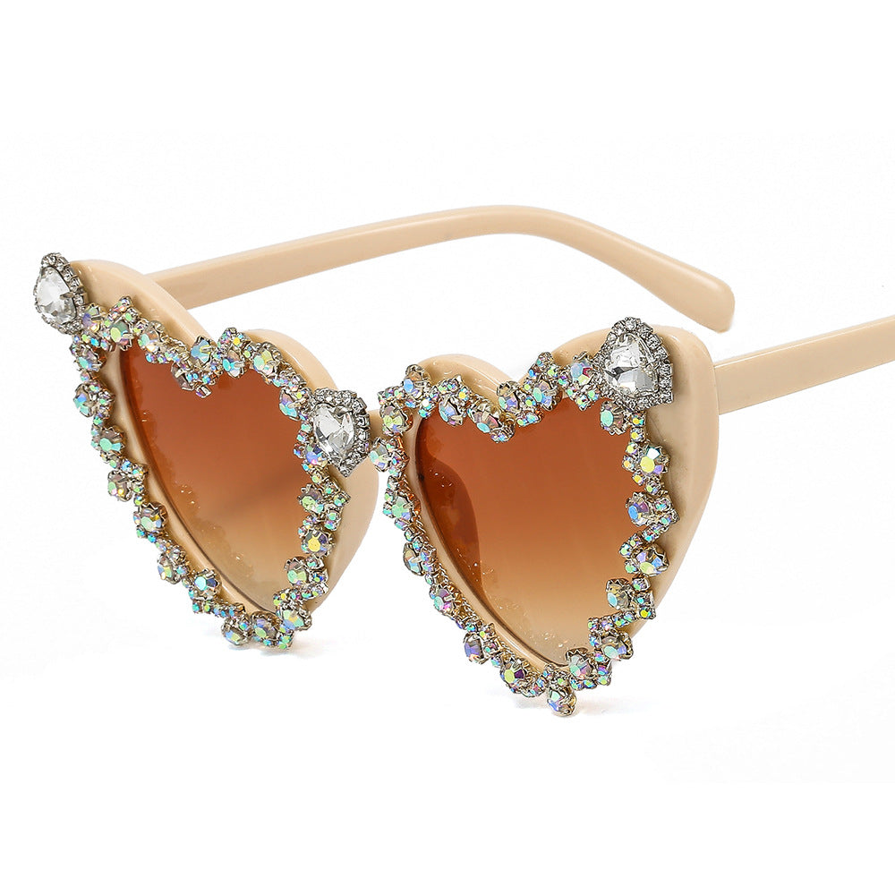 Damen Herzförmige Glamour-Sonnenbrille mit Strassverzierungen Karnz