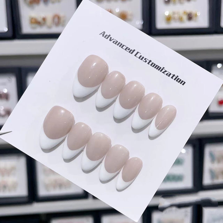 Anpassbares Press-On-Nägel-Set mit elegantem French Tip-Design