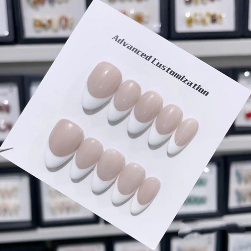 Anpassbares Press-On-Nägel-Set mit elegantem French Tip-Design
