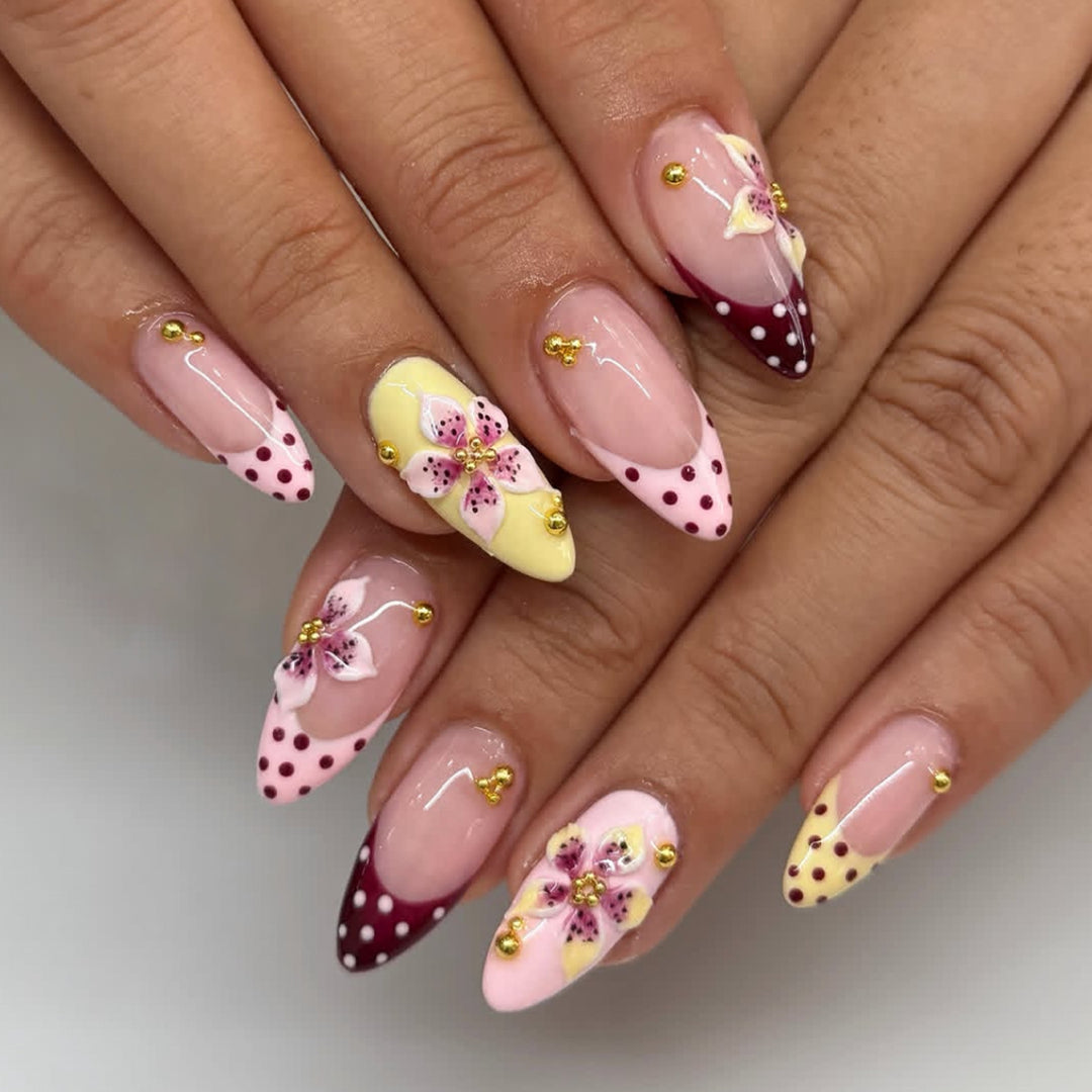 Dekorative Blumenakzent Nagelkunst Karnz