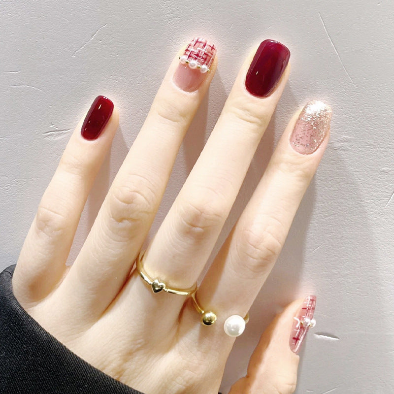 Kunstnagelset mit glamourösen Glitzer- und Texturalen Akzenten Karnz