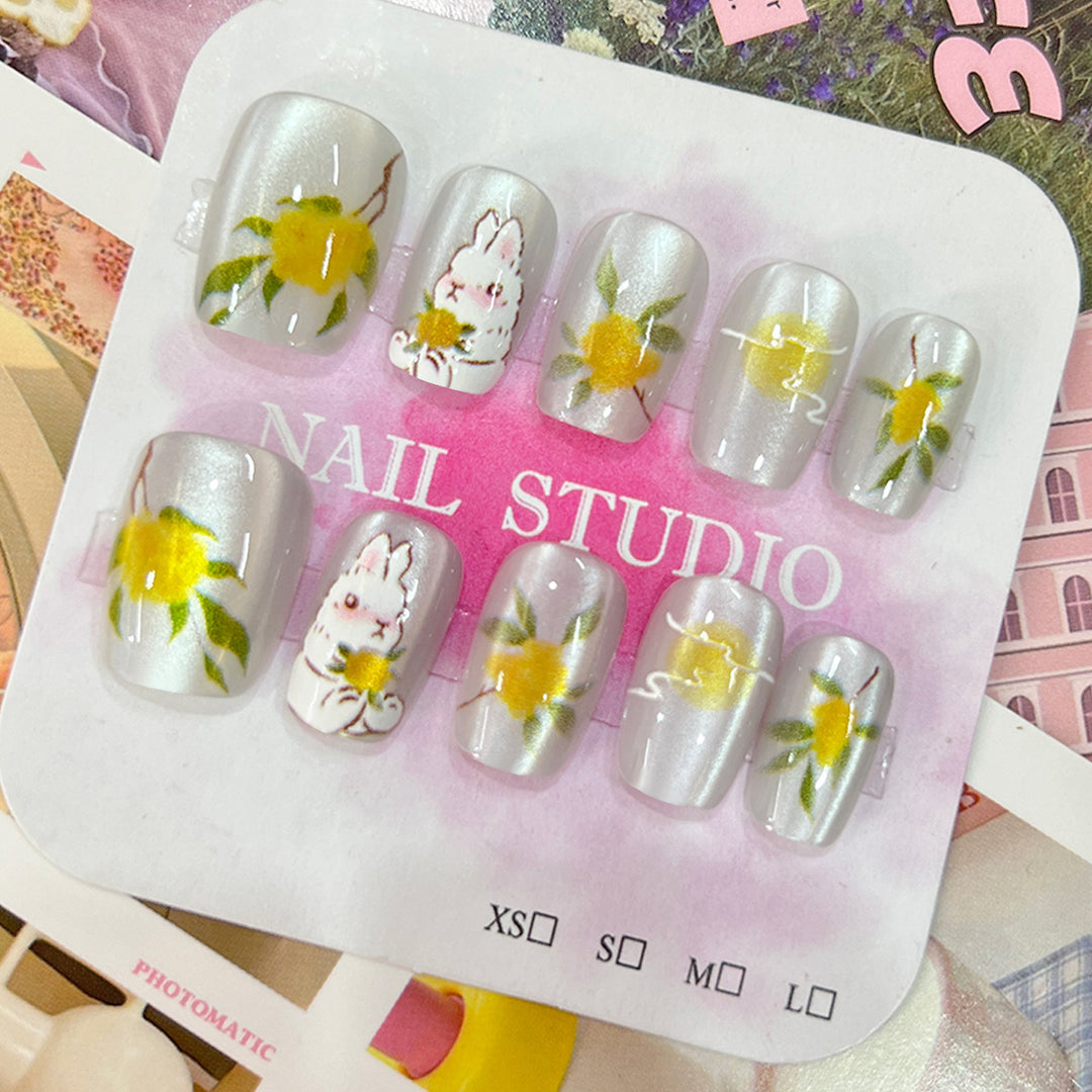 Kunstvolle Nagelspitzen mit fröhlichen Fruchtmotiven Karnz