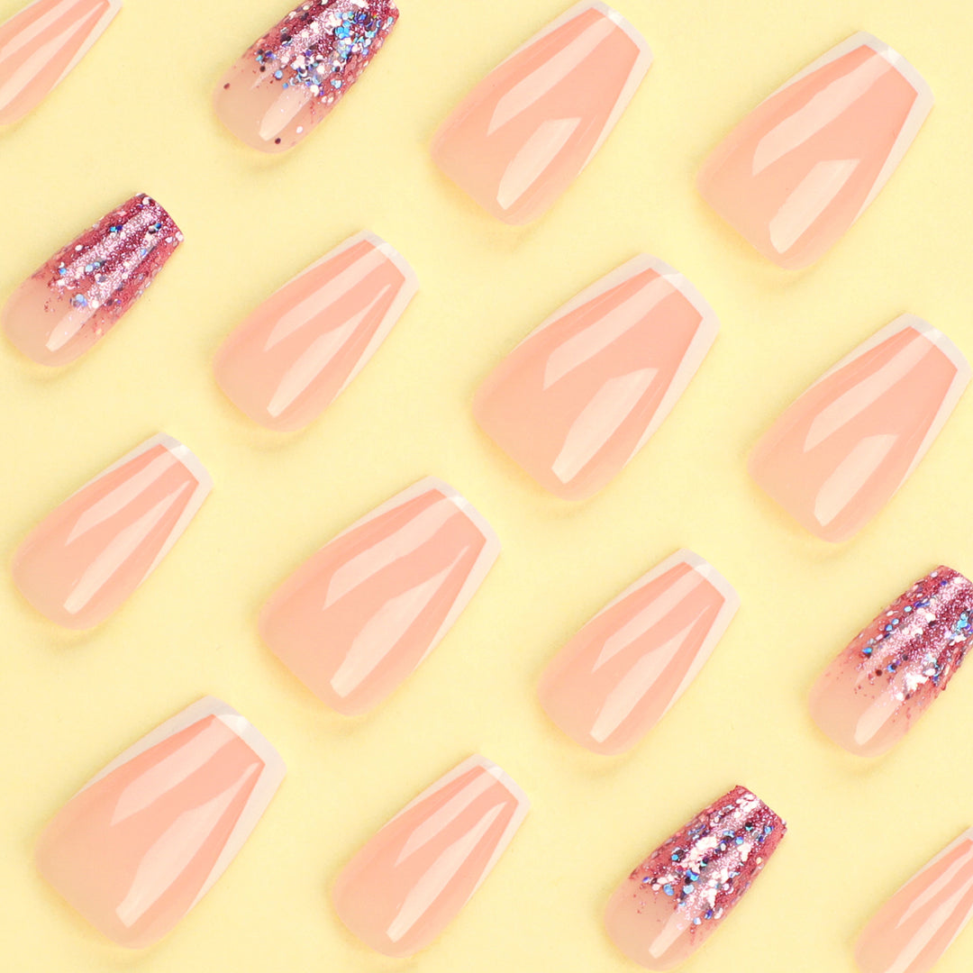 Glamouröse Glitzer-Nägel mit Eleganter French-Tip Karnz