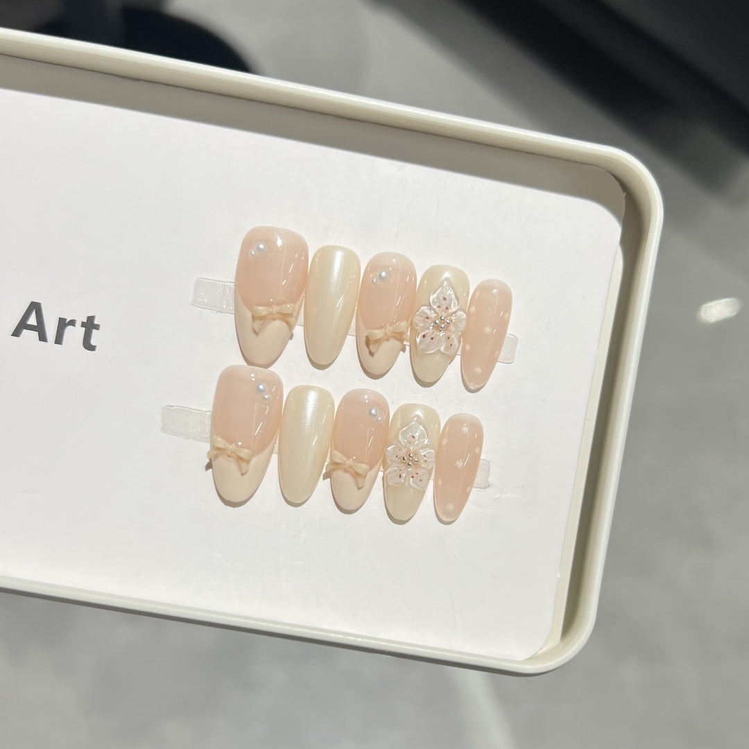 Dekoratives Press-On Nagelkunstset mit Schleife und floralem Schmuck Karnz