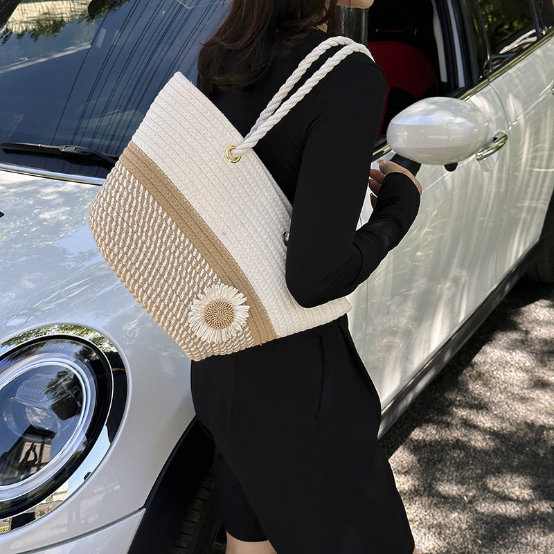 Handgefertigte Strohtasche mit floralem Detail Karnz