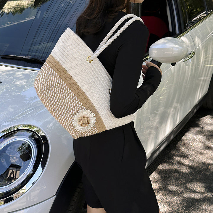 Handgefertigte Strohtasche mit floralem Detail Karnz