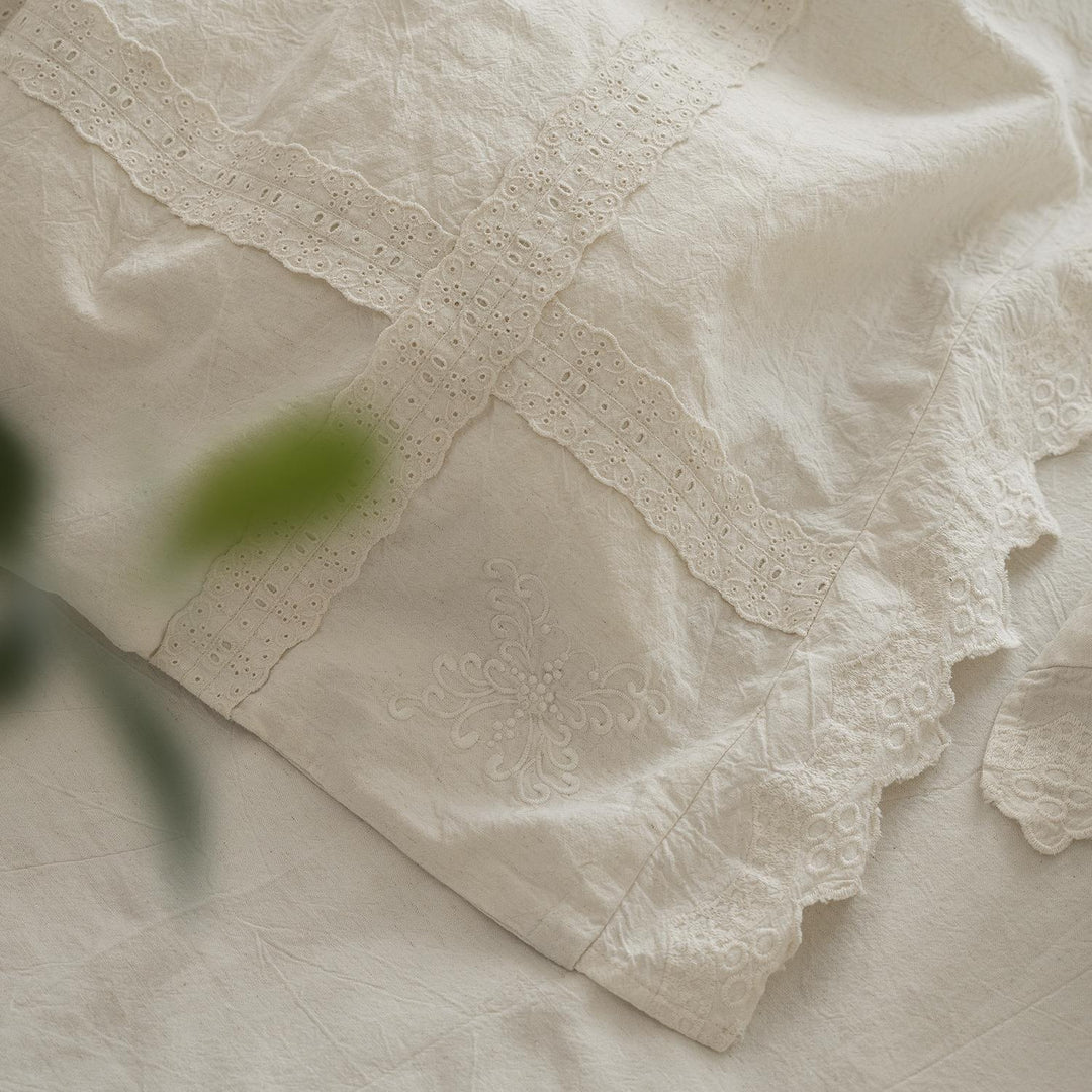 Bettwäschegarnitur im Vintage-Leinenstil mit Spitzenbordüre und Stickdetail