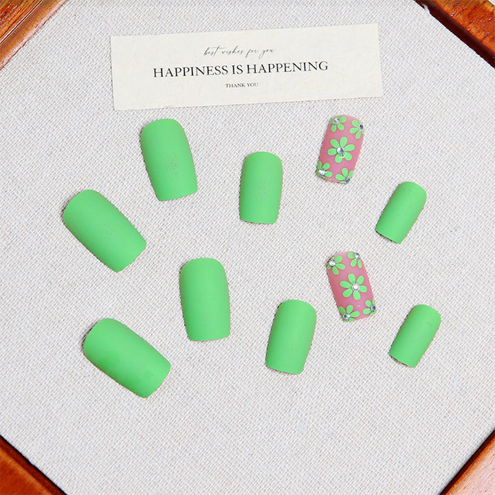 Kunstnagelset mit floralen Motiven und mattem Finish Karnz