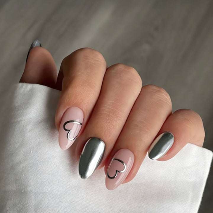 Kunstnagelset mit luxuriösem Silber-Finish und Herzmotiven Karnz