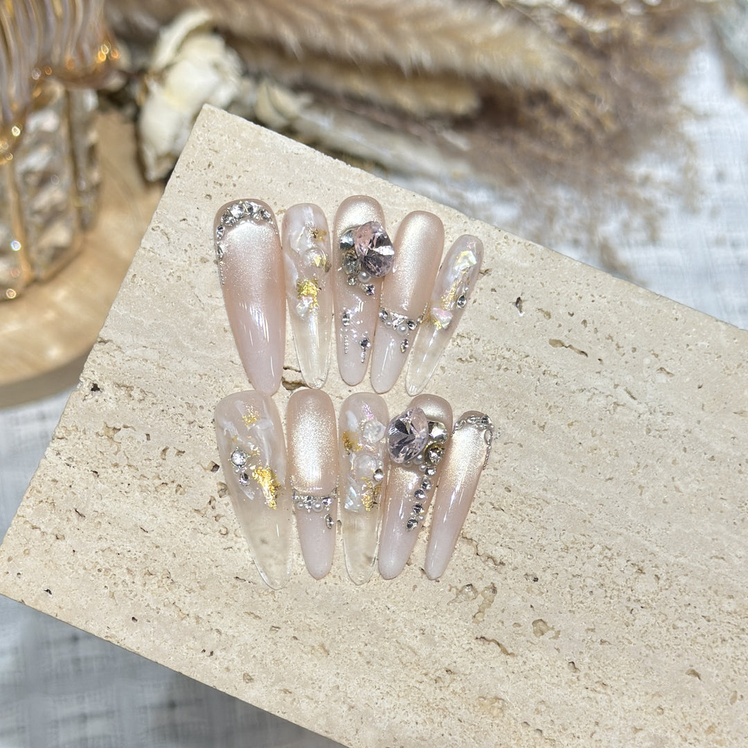 Dekoratives Stiletto Press-On Nagelkunstset mit Edelsteinakzenten Karnz