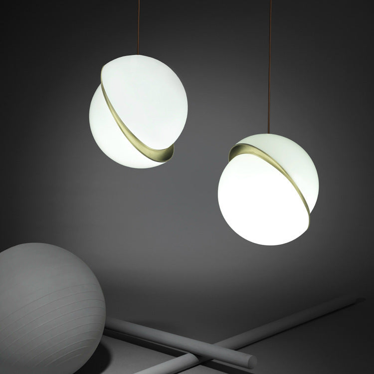 Moderner minimalistischer Pendelleuchte mit eleganten goldenen Akzenten