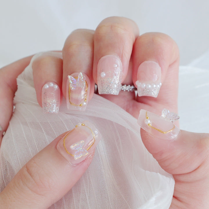 Elegantes Press-On Nagelkunst-Set mit Glitzer- und Perlenakzenten