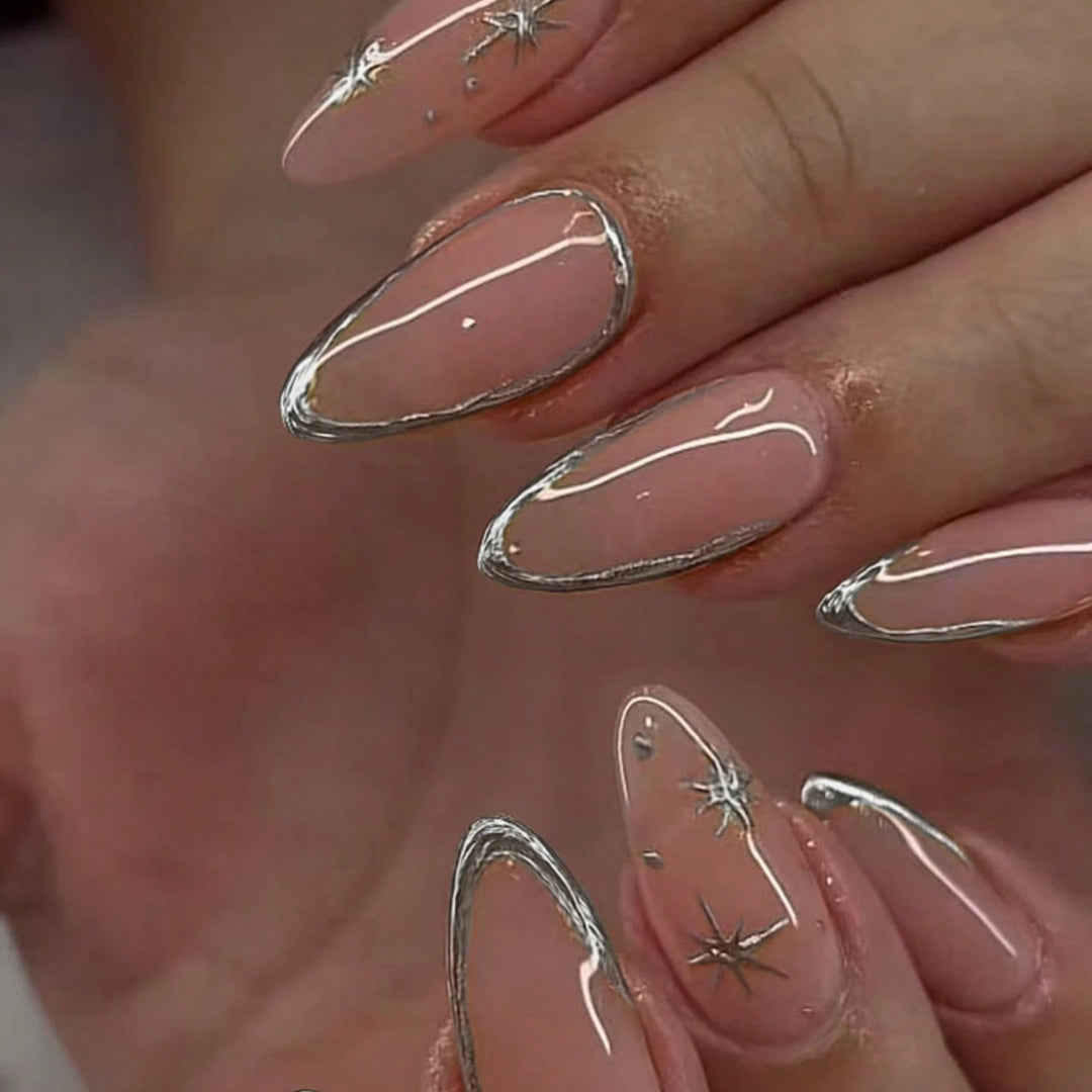 Elegantes Stiletto-Nagelkunst-Set mit silbernen Akzenten Karnz