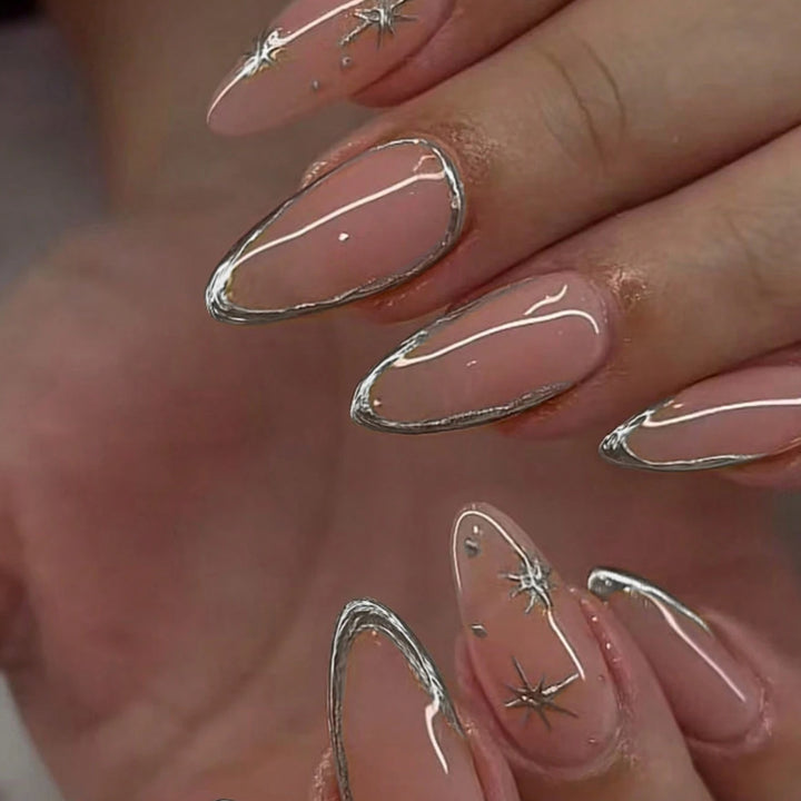 Elegantes Stiletto-Nagelkunst-Set mit silbernen Akzenten Karnz