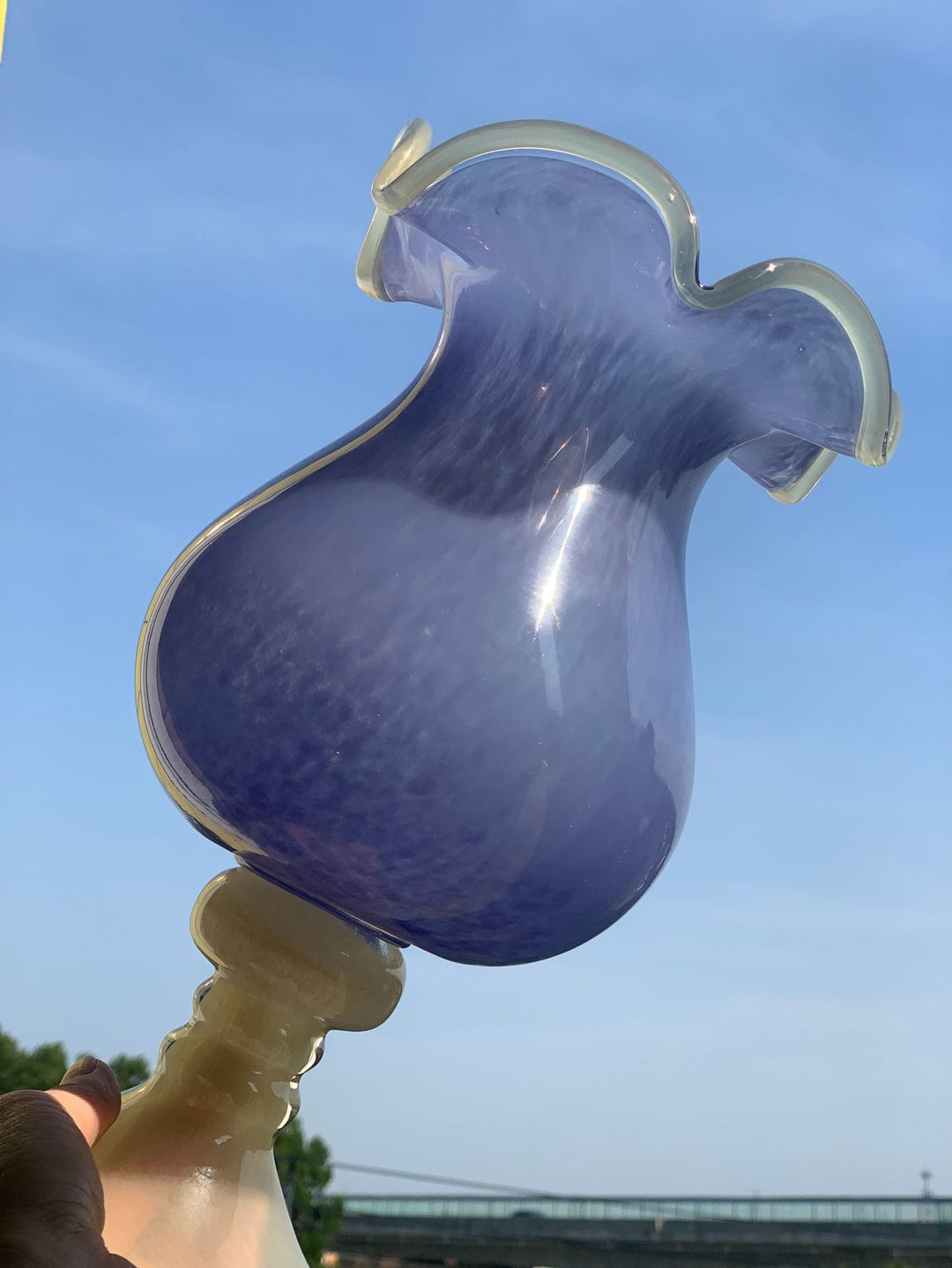 Mouthblown gerippte Podest Kunstglas Trompetenvase Karnz