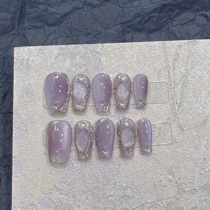 Künstlerische Press-On Nageldesigns Karnz
