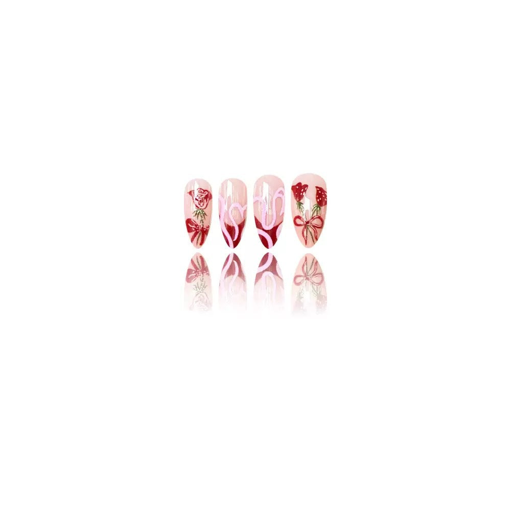 Kunstnagelset mit romantischen Herz- und Rosenmotiven Karnz