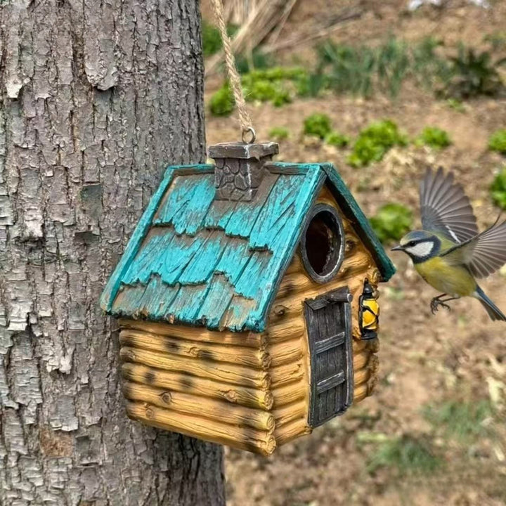 Dekoratives Vogelhaus im rustikalen Baustil Karnz