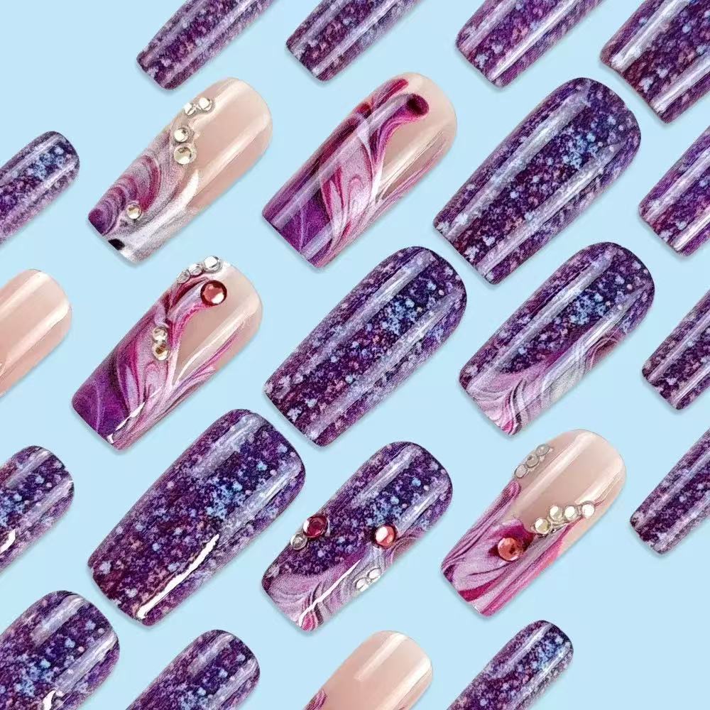 Kunstnagelset mit luxuriösen Farbverläufen und funkelnden Akzenten Karnz
