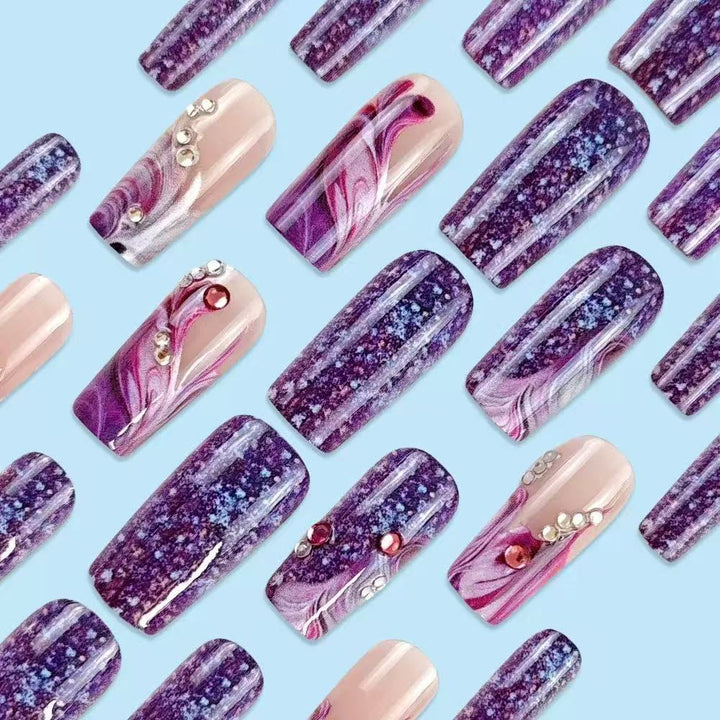 Kunstnagelset mit luxuriösen Farbverläufen und funkelnden Akzenten Karnz