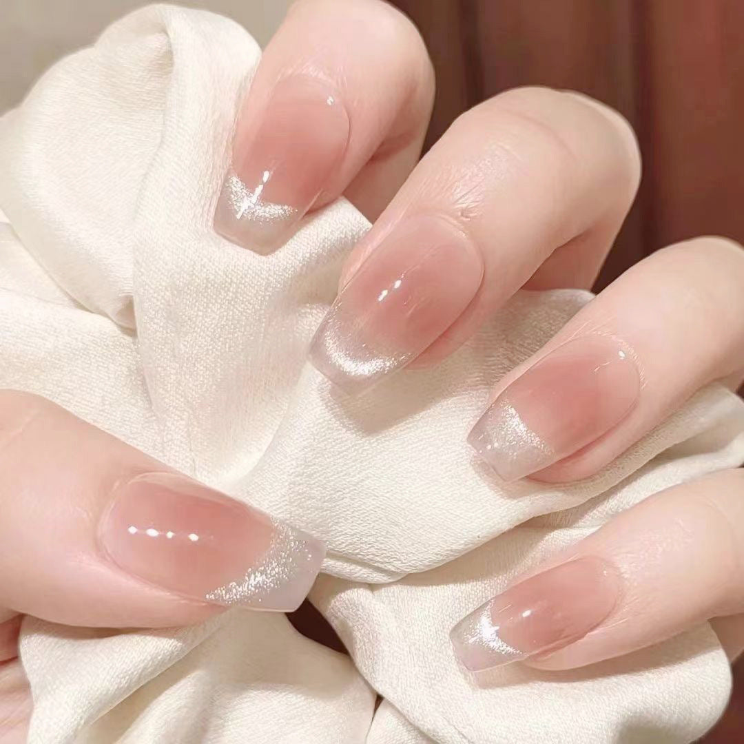 Kunstnagelset mit elegantem French-Design und funkelnden Akzenten Karnz