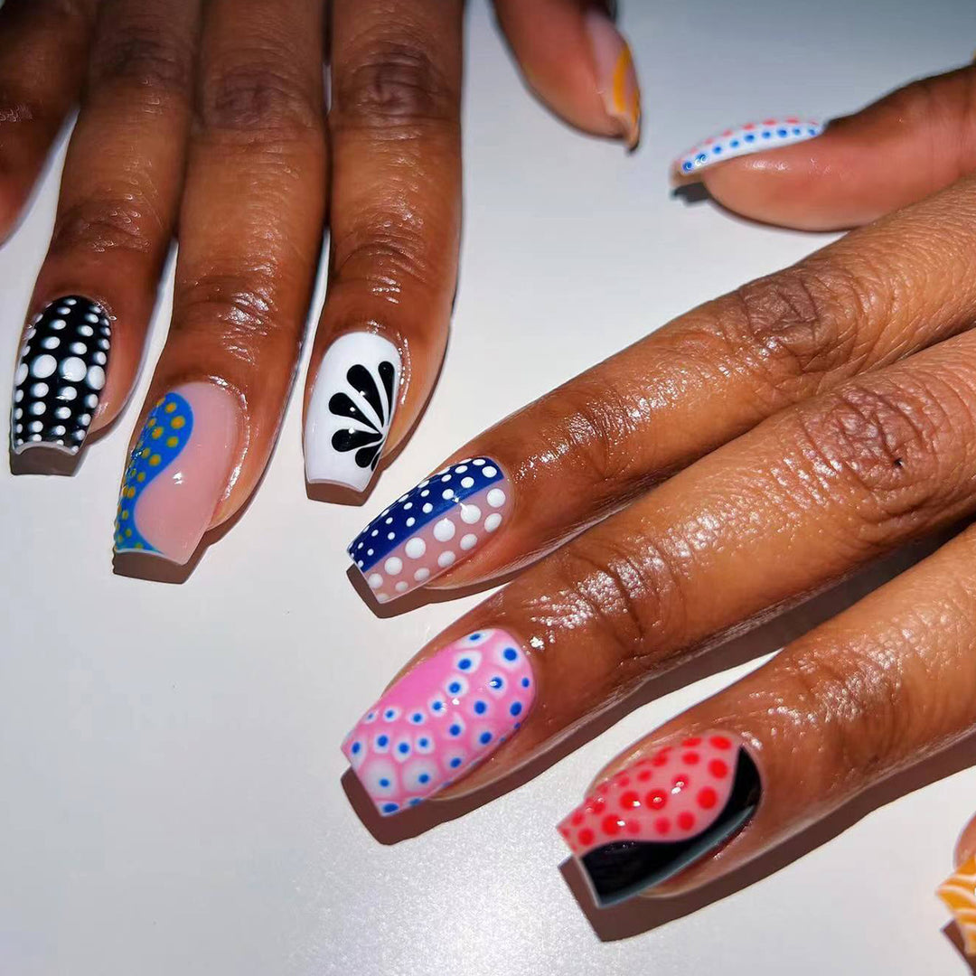 Kreative Nail Art mit verschiedenen Mustern Karnz