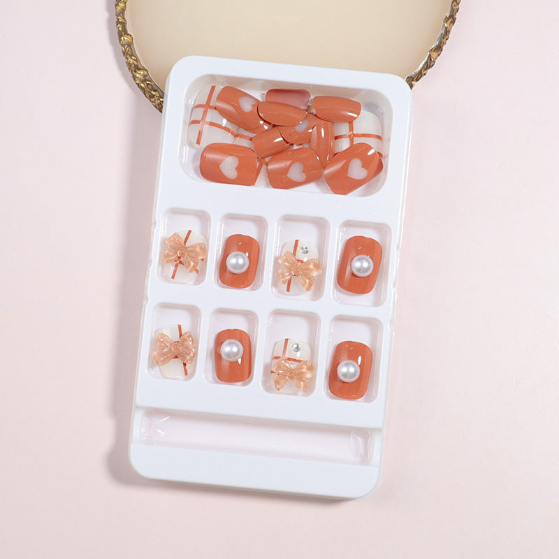 Dekorativer Press-On Nail Art Set mit Schleifenakzenten Karnz