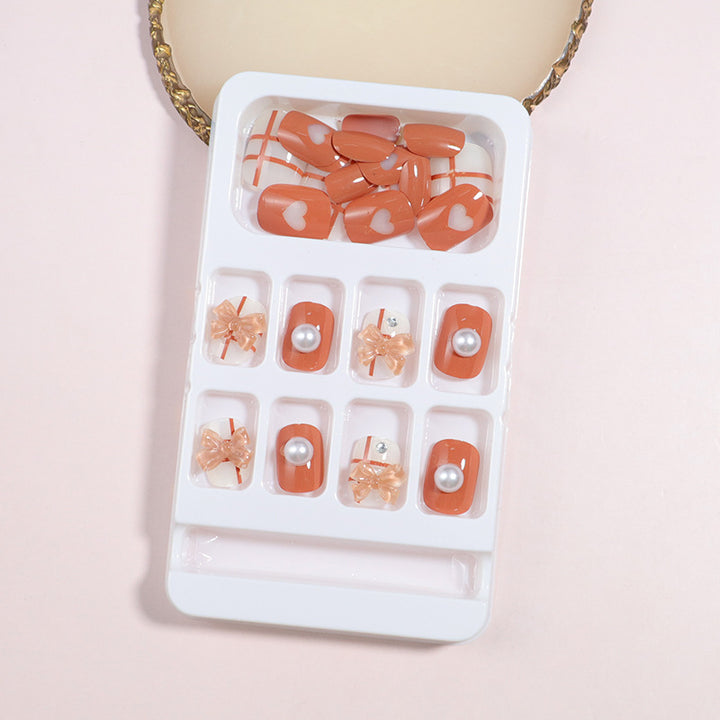 Dekorativer Press-On Nail Art Set mit Schleifenakzenten Karnz