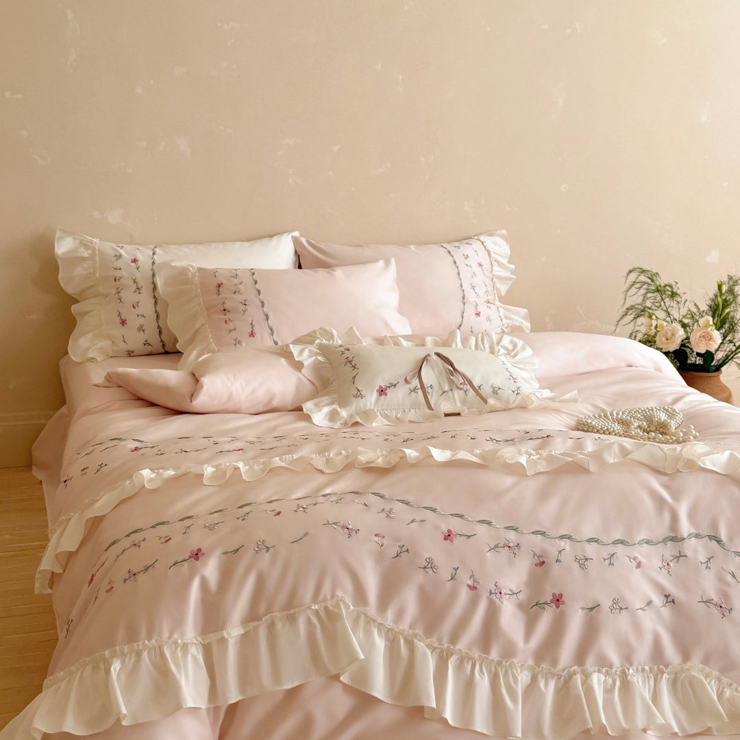 Romantisches Bettwäsche-Set mit Rüschen und floral besticktem Baumwollsatin