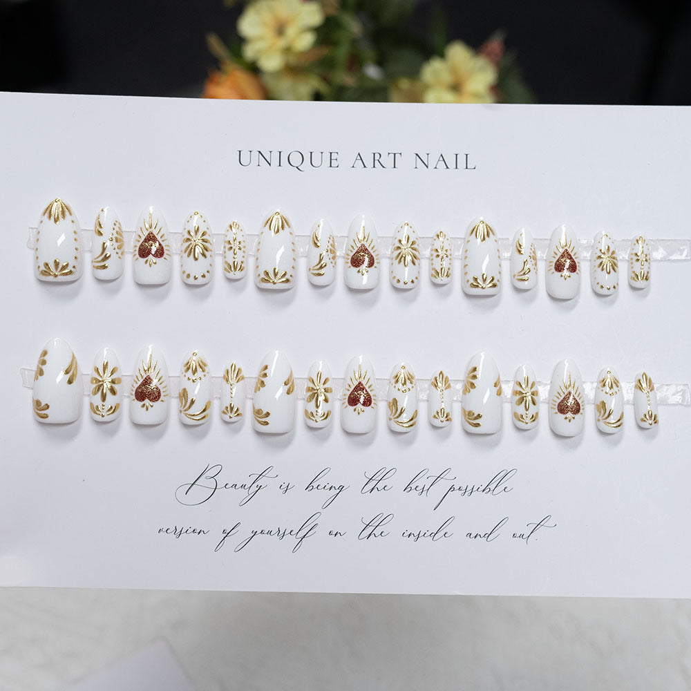 Herz-verzierte Press-On-Nagelset