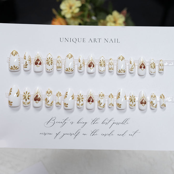 Herz-verzierte Press-On-Nagelset