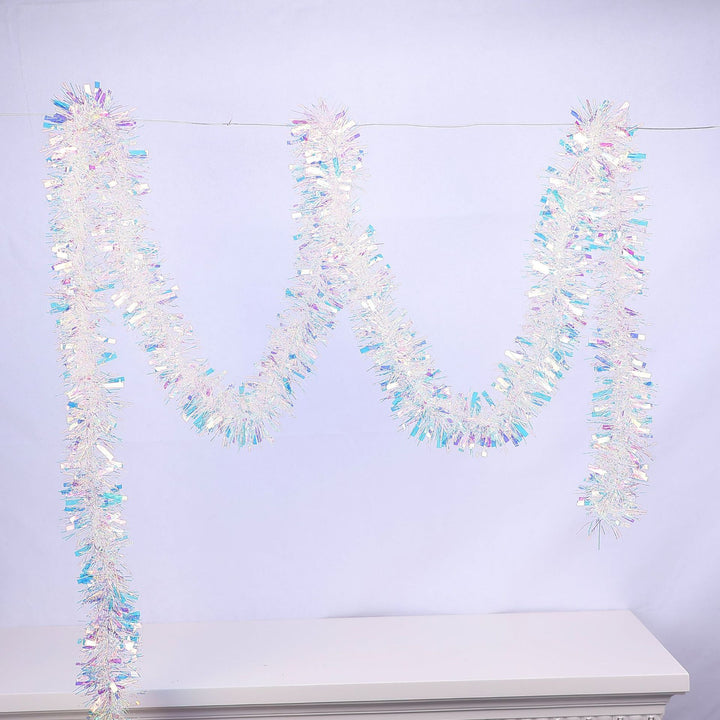 Glitzernde Weihnachtsgirlande mit Schneeflockenmotiven
