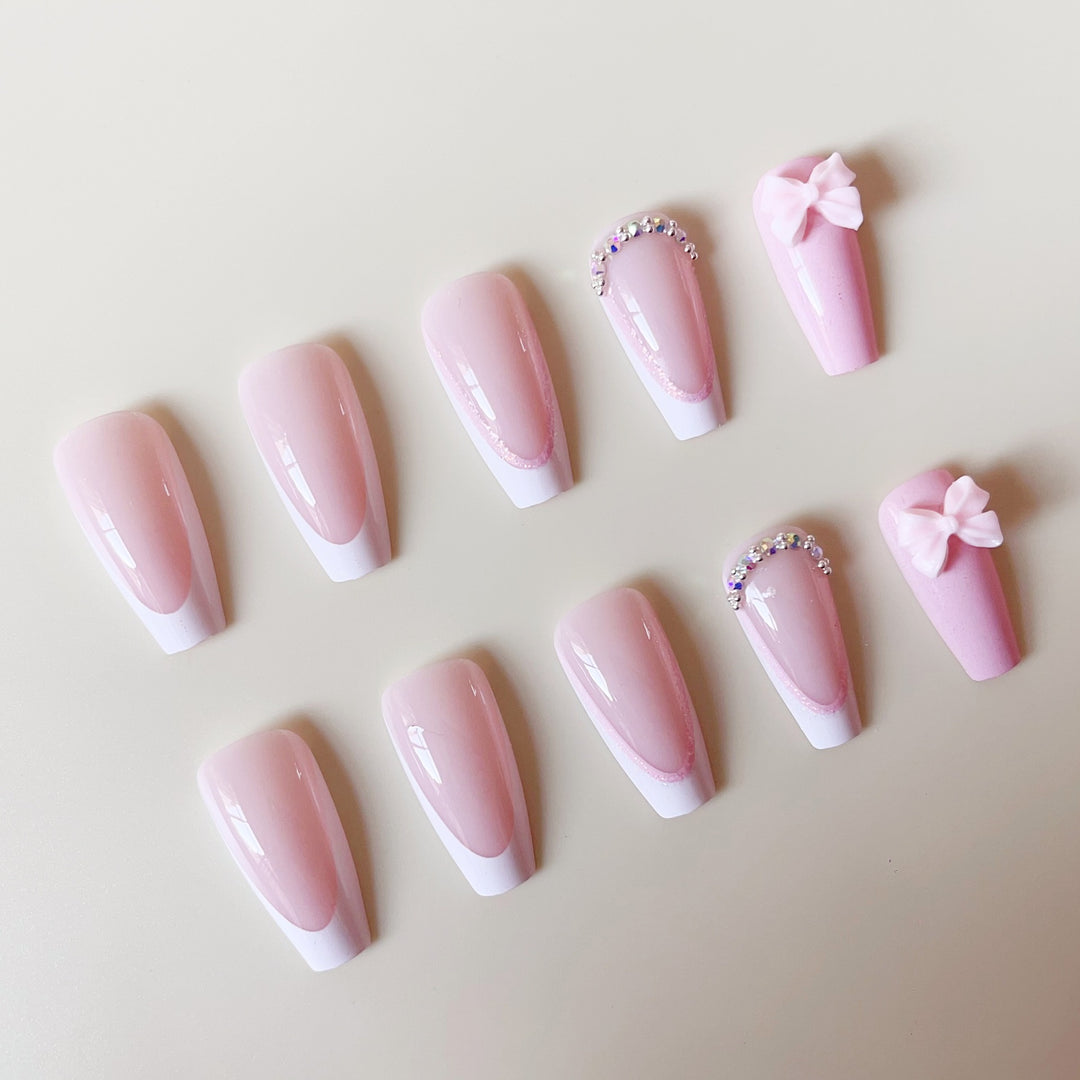 Kunstnagelset mit verspielten Schleifen und Glitzerakzenten Karnz