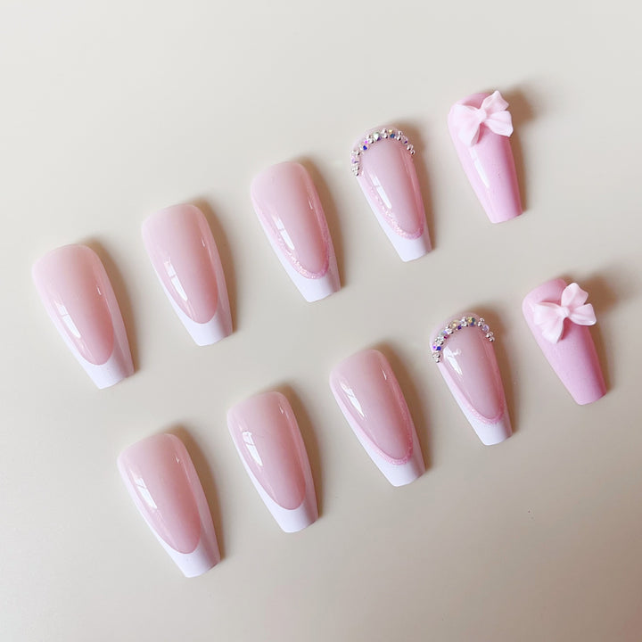 Kunstnagelset mit verspielten Schleifen und Glitzerakzenten Karnz