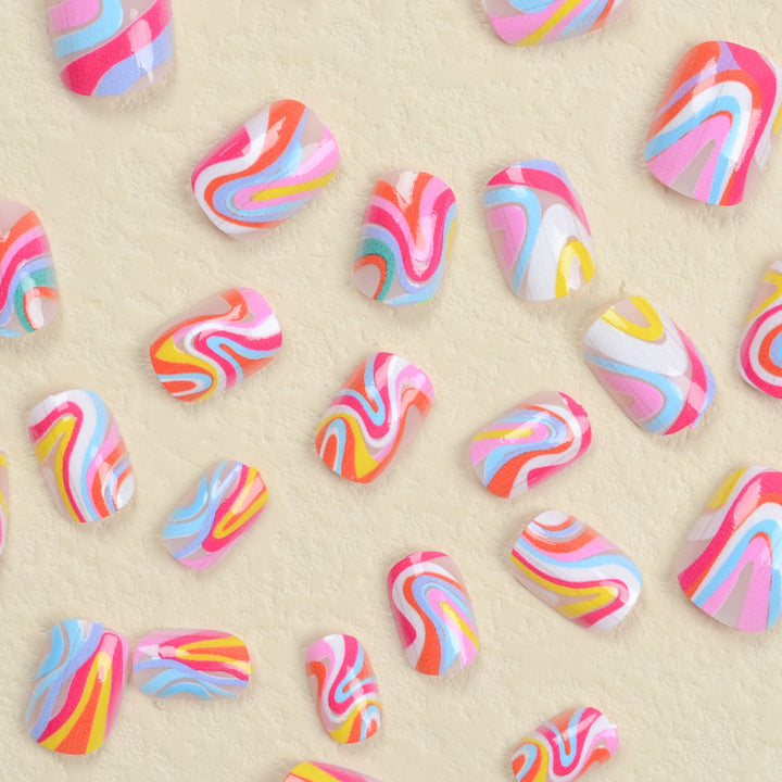 Kunstnagelset mit buntem Marmor-Design und lebhaften Farben Karnz