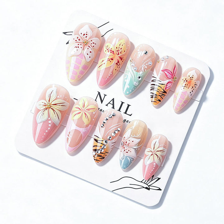 Kunstvolle 3D Nagelspitzen mit botanischen Verzierungen Karnz