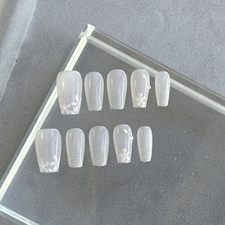 Künstlerisches Press-On Nagelkunstset mit Herz- und himmlischen Designs