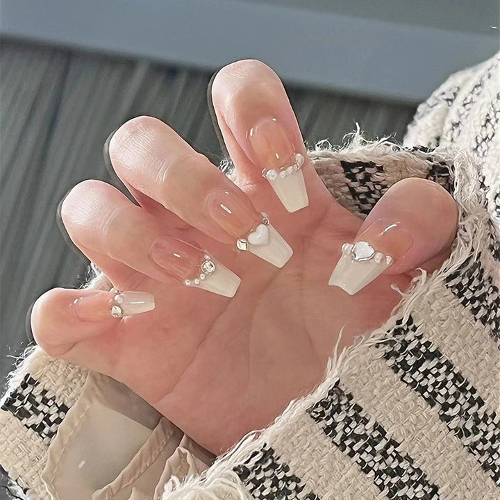Kunstvolle Nagelverlängerungen mit 3D-Elementen Karnz
