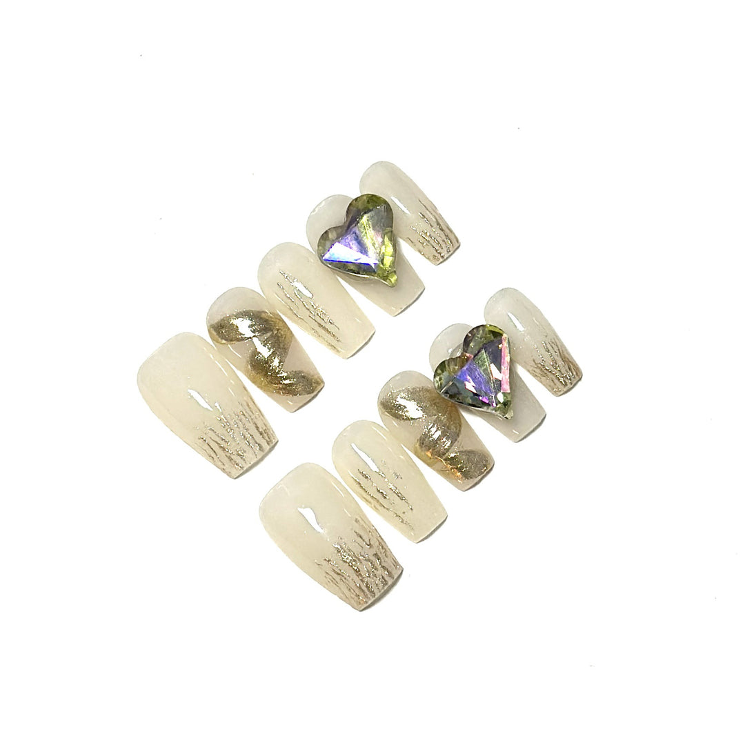 Glamouröses Nagelset mit dekorativen Akzenten